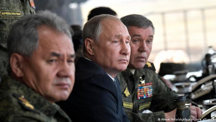 俄罗斯计划军队改革：左起国防部长绍伊古，总统普京、总参谋长格拉西莫夫。