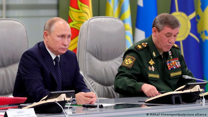 Waleri Gerassimow mit Staatschef Putin
