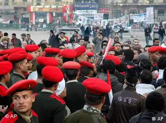 قوات من الجيش خلال محاولتها اخلاء ميدان التحرير