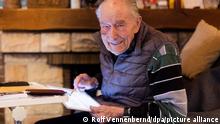 Peter Meisen (100), Blogger, schreibt in seinem Wohnzimmer in sein iPad. Mit 100 Jahren ist Peter Meisen vermutlich Deutschlands ältester Blogger. Seine Erinnerungen reichen bis in die 1920er Jahre zurück. Er weiß deshalb auch genau, wie sich die Soldaten im Ukraine-Krieg fühlen. (zu dpa Bloggen mit 100 - Opa erzählt vom Krieg und einem blauen Auge)