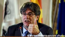 ARCHIV - 04.10.2021, Italien, Alghero: Carles Puigdemont, damaliger Separatistenführer von Katalonien, spricht auf einer Pressekonferenz. Die Strafandrohung Spaniens gegen den im Ausland lebenden Separatistenführer Kataloniens, Carles Puigdemont, hat sich von maximal 15 Jahren auf höchstens 4 Jahre vermindert. Foto: Gloria Calvi/AP/dpa +++ dpa-Bildfunk +++