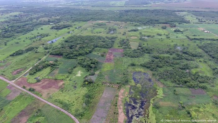 Vista aérea de Aguada Fénix con las presas y embalses delante y la meseta principal detrás.