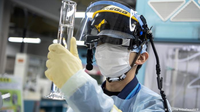 Foto de un empleado de TEPCO que analiza una muestra de agua en Fukushima