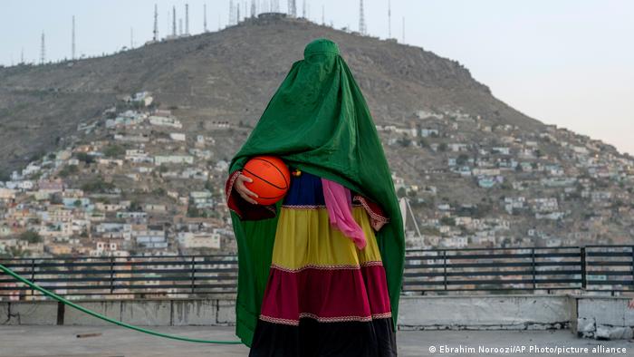 对喀布尔的这位年轻女子来说，连打篮球都是一种奢望。塔利班国家奥林匹克委员会的发言人曾宣布，当局正在规划新的体育设施，以使妇女能够再次参与体育运动。然而，之前当局也曾就女孩在初中和高中上学的问题发表了类似的声明，但至今没有任何进展。