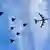 Αεροσκάφος AWACS σε πτήση συνοδεία έξι πολεμικών αεροσκαφών τύπου Rafale