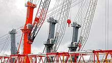 Im Kranwerk Liebherr-MCCtec Rostock GmbH im Seehafen warten neue Hafenmobilkräne und Offshore-Kräne auf ihre Auslieferung. Auf der Landespressekonferenz am 03.01.2023 in Schwerin soll ein erster Ausblick auf die Wirtschaft 2023 gegeben werden.