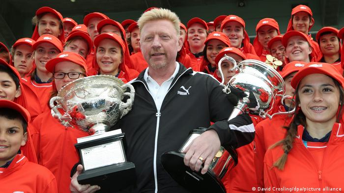 Boris Becker präsentiert 2015 umringt von Ballkindern die Siegerpokale der Australian Open