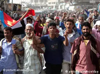 也门街头的抗议人群