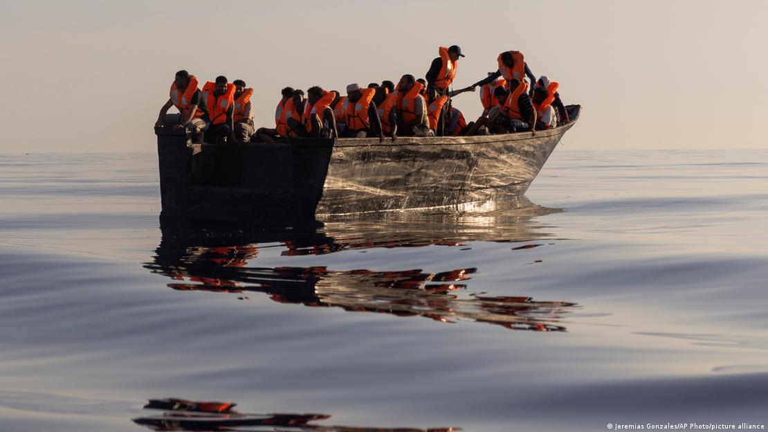 Βάρκα με μετανάστες στα ανοιχτά της Λαμπερντούζα