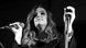 Eine Schwarzweiß-Aufnahme der US-amerikanischen Sängerin Lisa Marie Presley mit Mikrofon. Eine Schwarzweiß-Aufnahme der US-amerikanischen Sängerin Lisa Marie Presley mit Mikrofon.