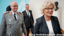 Christine Lambrecht (SPD), Bundesministerin der Verteidigung, und Eberhard Zorn, General des Heeres der Bundeswehr und Generalinspekteur der Bundeswehr, verlassen das Pressestatement zu den Pannen beim Schützenpanzer Puma. +++ dpa-Bildfunk +++