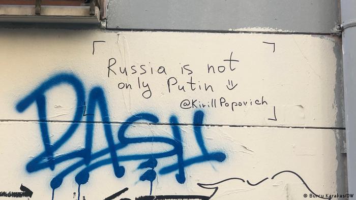 Inscripción en una fachada de Estambul: Rusia no es solo Putin. 