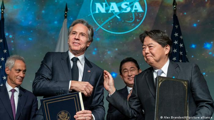 US-Außenminister Antony Blinken (2.v.l.) und sein japanischer Kollege Hayashi Yoshimasa (r.) im NASA-Hauptquartier 