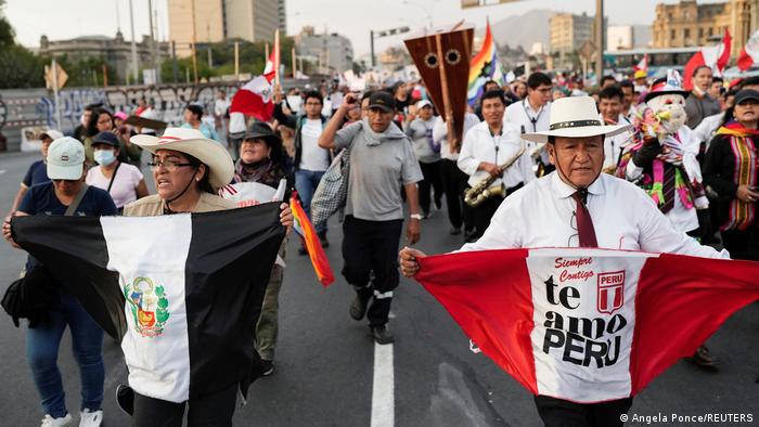 Foto de personas que protestan en Perú