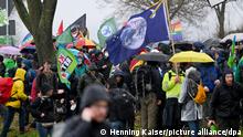 Zahlreiche Teilnehmer kommen zur Demonstration von Klimaaktivisten bei Lützerath unter dem Motto Räumung verhindern! Für Klimagerechtigkeit.