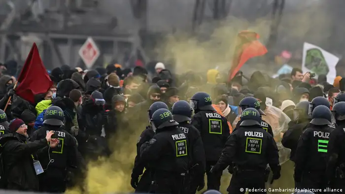 1月14日，反煤矿的示威者在吕策拉特村外与警方发生冲突