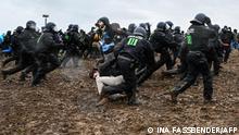 14.01.2023 ** Police clashes with protesters during a large-scale protest to stop the demolition of the village Luetzerath to make way for an open-air coal mine extension on January 14, 2023. - In an operation launched earlier this week, hundreds of police have been working to remove activists, who have already occupied the hamlet of Luetzerath in western Germany. (Photo by INA FASSBENDER / AFP)