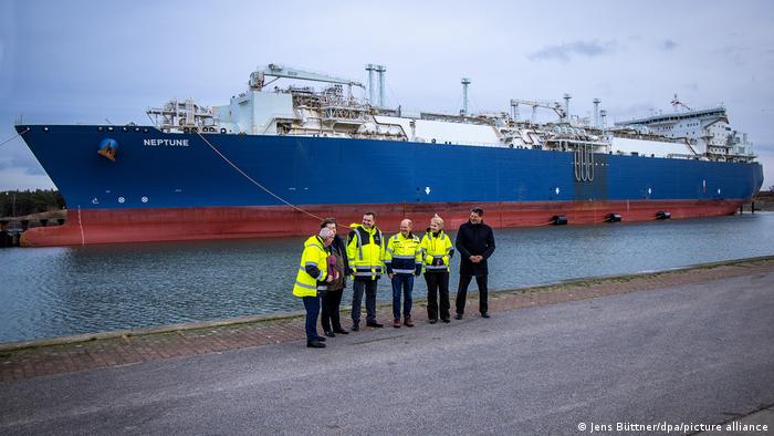 Olaf Scholz, Manuela Schwesig und andere vor dem LNG-Terminal mit dem Verarbeitungsschiff Neptune