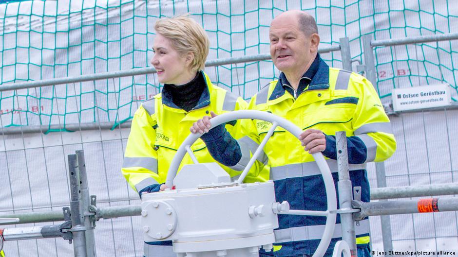 德國總理肖爾茨與梅前州州長施維西格為盧布敏的LNG碼頭揭幕