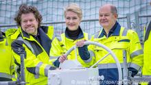 Bundeskanzler Olaf Scholz (SPD, r), Ingo Wagner (l), Geschäftsführer der Deutsche ReGas, und Manuela Schwesig (SPD), die Ministerpräsidentin von Mecklenburg-Vorpommern, drehen ein Absperrrad am LNG-Terminal mit dem Verarbeitungsschiff „Neptune auf und geben damit symbolisch die Anlage frei. Das an der Ostsee gelegene Terminal für die Anlieferung von Flüssigerdgas (LNG) wird offiziell in Betrieb genommen und erhält die letzte ausstehende Betriebsgenehmigung. Deutschland setzt beim Ersatz ausbleibender russischer Gaslieferungen unter anderem auf per Schiff geliefertes LNG. Das Zusammenspiel mehrerer Schiffe soll in Lubmin die Einspeisung von bis zu 5,2 Milliarden Kubikmeter Erdgas jährlich ermöglichen. +++ dpa-Bildfunk +++