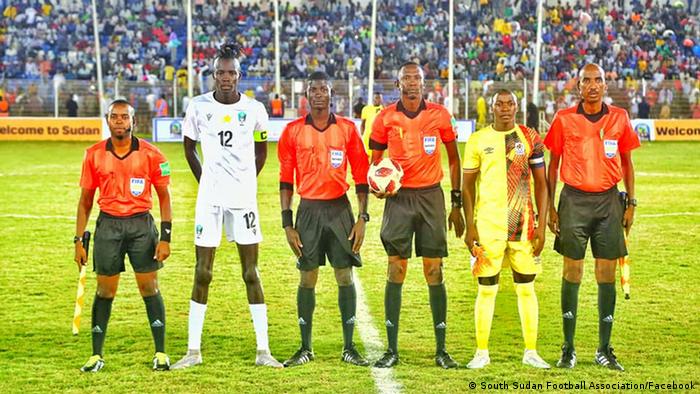 Südsudans U20-Kapitän Joseph Loro (2.v.l.) vor dem Spiel Südsudan gegen Uganda in Omdurman