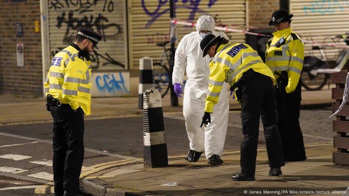 Foto de policías en Londres tras el tiroteo en Euston.