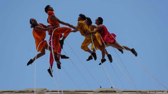 Seis integrantes de la compañía teatral estadounidense Bandaloop parecen volar sobre Santiago de Chile, en el marco de la presentación de su show Bird Sky durante el festival internacional Teatro a Mil, que llena de cultura las calles de la capital chilena durante el verano.