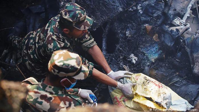 Al menos 68 personas murieron en Nepal, cuando un vuelo de la compañía Yeti Airlines se estrelló cerca del aeropuerto internacional de Pokhara, cuando realizaba la aproximación final para el aterrizaje, informaron las autoridades de aviación de ese pequeño país del Himalaya. Se trata del peor accidente de este tipo en la zona en cerca de cinco años. (15.01.2023)