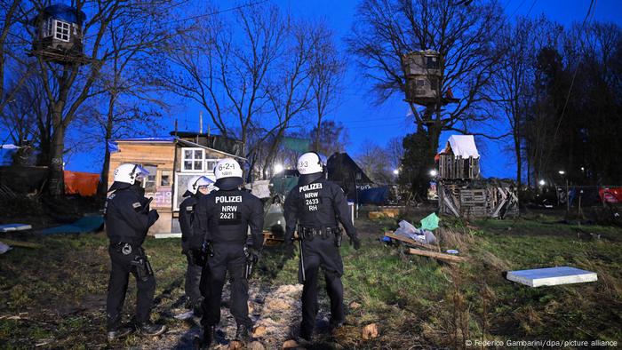 Deutschland Tagebau Garzweiler | Protest gegen Räumung von Lützerath | Polizisten im Protestcamp