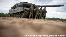 07.06.2022 *** Ein Leopard 2 Panzer der Bundeswehr der der NATO Enhanced Forward Presence Battle Group (eFP-Bataillon) steht beim Besuch von Kanzler Scholz im Camp Adrian Rohn.