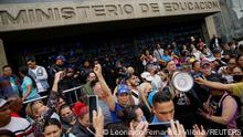 09.01.2023***Teachers protest demanding better wages, improved labor contracts and the payment of bonuses, in Caracas, Venezuela January 9, 2023. REUTERS/Leonardo Fernandez Viloria