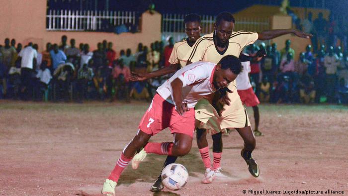 Fußballspieler zweier Teams treten am 23.06.2017 in Juba (Südsudan) in der sogenannten Ramadan League gegeneinander an. 