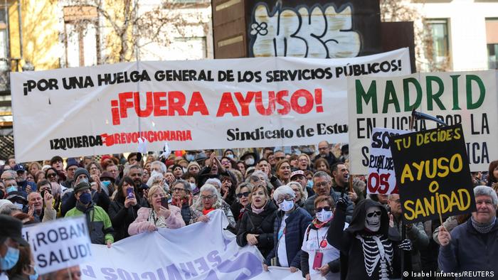 Os manifestantes foram às ruas carregando cartazes com os dizeres "S.O.S. Saúde Pública" e "Pare com a Privatização" 
