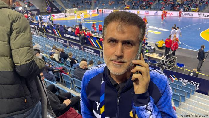 Ein Sittenwächter der Delegation der iranischen Handball-Nationalmannschaft bei der WM 2023 in Krakau