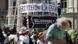Foto de archivo de personas que colocan una pancarta contra el bitcoin en una protesta en San Salvador. Foto de archivo de personas que colocan una pancarta contra el bitcoin en una protesta en San Salvador.