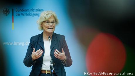 Очакваната от дни оставка на германската министърка на отбраната Кристине