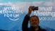 Logo del Foro Económico Mundial, detrás de un hombre que se saca una fotografía con él. Logo del Foro Económico Mundial, detrás de un hombre que se saca una fotografía con él.