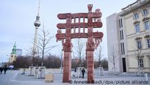 15.01.2023, Auf dem Platz vor dem Humboldt-Forum steht mit Blick auf den Fernsehturm ein Tor aus Sandstein. Eine neu angefertigte Replik des berühmten Ost-Tores im indischen Sanchi ist vor dem Humboldt Forum in Berlin fertiggestellt worden. Vor der rekonstruierten Barock-Fassade des Hohenzollern-Schlosses findet sich nun das altindische Tor zur Buddha-Verehrung.