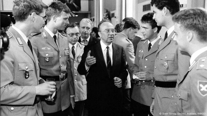 Rupert Scholz con aspirantes a oficiales del Ejército alemán.