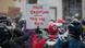 Imagem mostra pessoas na rua, de costas, sob neve, em protesto em Davos, na Suíça. Cartaz empunhado por pessoa no centro da foto diz, em inglês: "Taxação justa/Taxe os ricos". Imagem mostra pessoas na rua, de costas, sob neve, em protesto em Davos, na Suíça. Cartaz empunhado por pessoa no centro da foto diz, em inglês: "Taxação justa/Taxe os ricos".