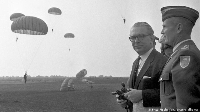 Kai-Uwe Hassel observa a paracaidistas.