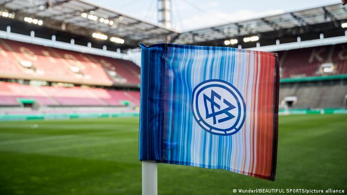 Warming Stripes an der Eckfahne des Stadions in Köln