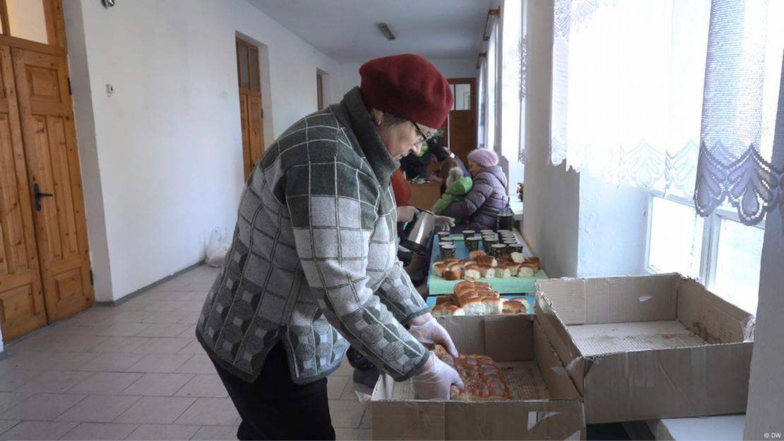 Мешканці Борщівки зустрічають переселенців з Херсонщини напоями та випічкою