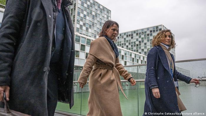 Die deutsche Außenministerin Annalena Baerbock kommt nach einem Besuch aus dem Internationalen Strafgerichtshof in Den Haag. (Archivbild)