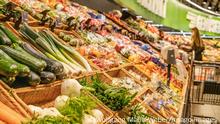 Lebensmittel einkaufen im Supermarkt, Kundin am Gem¸sestand, Symbolfoto Forderungen nach Mehrwertsteuersenkung oder Mehrwertsteuerbefreiung bei Obst und Gem¸se, M¸nchen, 5. Mai 2022 Deutschland, M¸nchen, 5. Mai 2022, Gem¸seauslage, junge Frau beim Einkaufen, Symbolfoto steigende Lebensmittelpreise, Diskussion um Mehrwertsteuersenkung oder Mehrwertsteuerbefreiung bei Nahrungsmitteln, zum Beispiel bei Obst und Gem¸se, Steuer, 0 Prozent, befreien, Mai 2022, Bayern, *** Food shopping in supermarket, customer at vegetable stall, symbol photo demands for VAT reduction or VAT exemption on fruits and vegetables, Munich, 5 May 2022 Germany, Munich, 5 May 2022, vegetable display, young woman shopping, symbol photo rising food prices, discussion