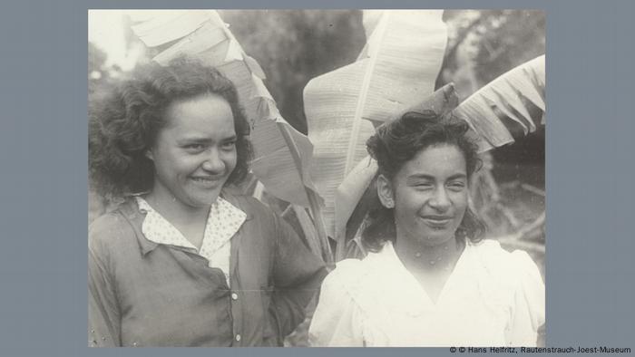 Foto de dos mujeres en la Isla de Pascua, de Hans Helfritz.