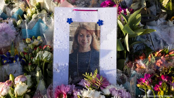 Λουλούδια στη μνήμη της δολοφονηθείσας Σάρα Έβεραρντ 