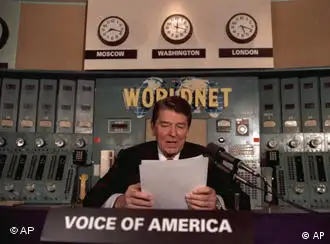 1985年，时任美国总统在美国之音发表每周广播讲话（资料照片）