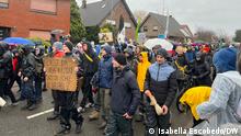 Manifestantes marchan por las calles de Keyenberg, pueblo vecino de Lützerath.