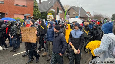 Manifestantes marchan por las calles de Keyenberg, pueblo vecino de Lützerath.